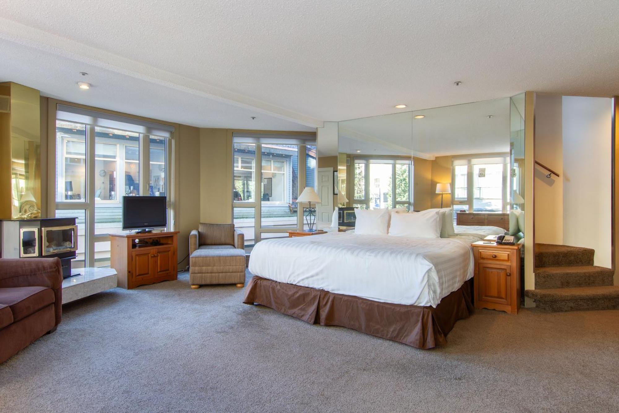 Condo, 1 Bedroom + Loft, Private Hot Tub (Unit 211)